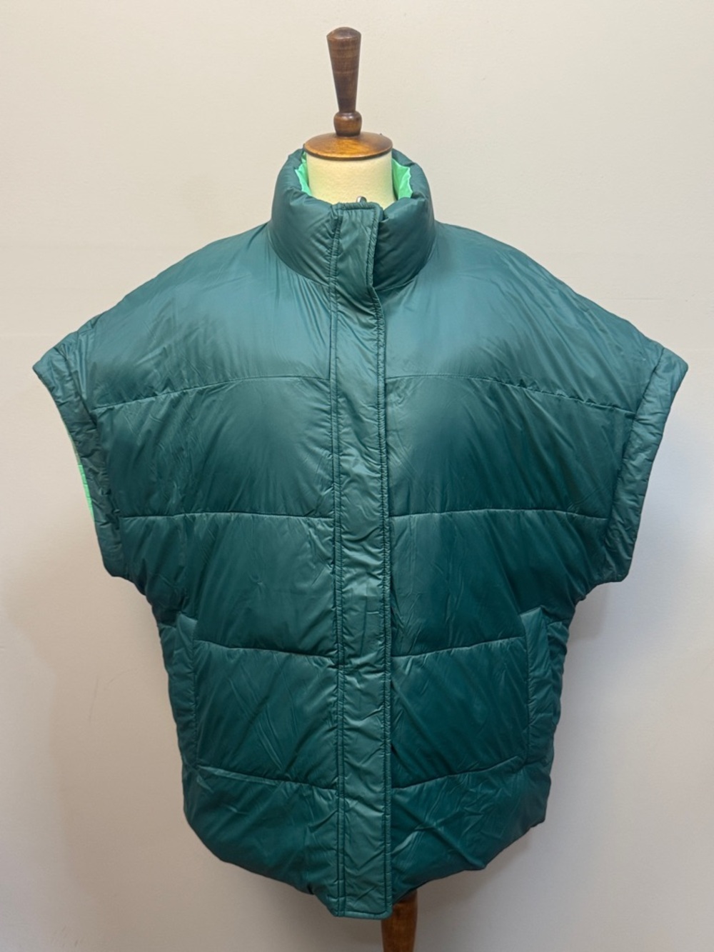 NWT UGG Sydnee reversible puffer vest women’s sz M, as is - Picture 11 of 15